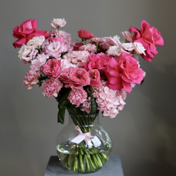 Букет из сезонных цветов в вазе Ягодный -  Размер L 