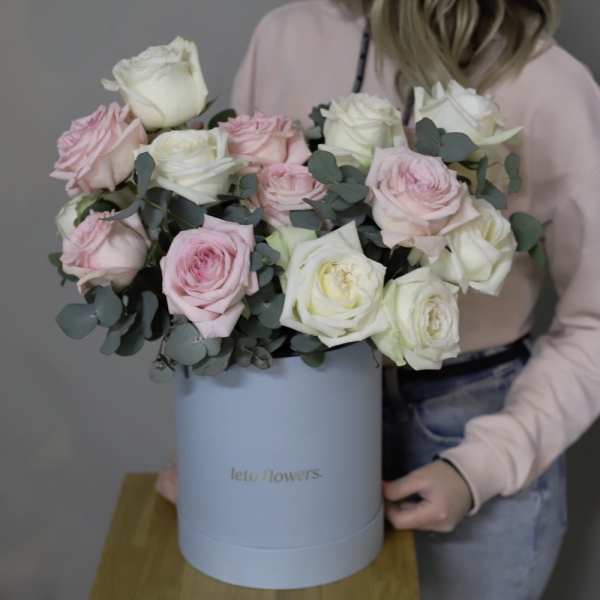 Букет "Розовый сад"  в шляпной коробке -  Размер M 