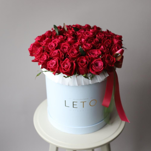 Букет из малиновых роз в шляпной коробке - Размер L 