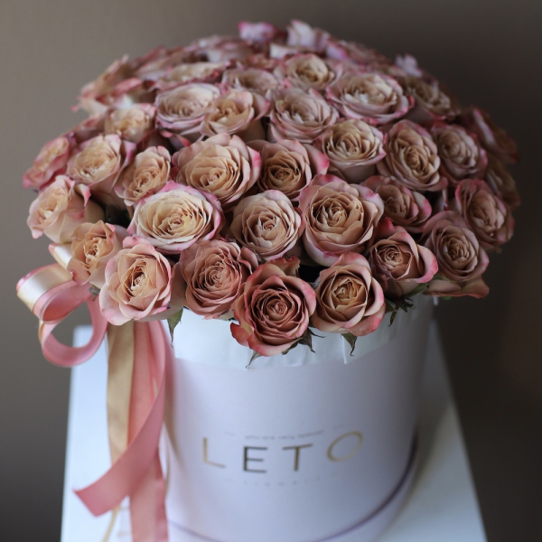 Букет из роз Капучино в шляпной коробке - Размер L