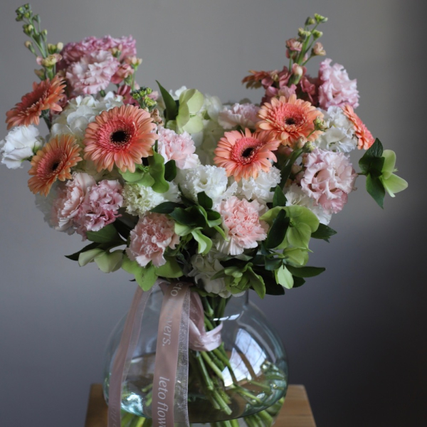 Букет из сезонных цветов в вазе Персиковый -  Размер L 