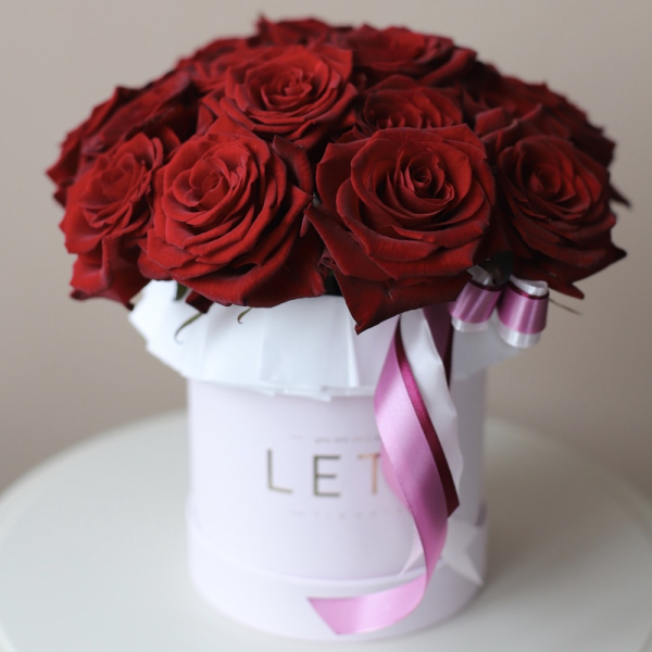 Букет из красных роз в шляпной коробке - Размер S