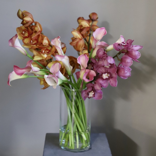 Букет из калл и орхидей в вазе -  Размер M 