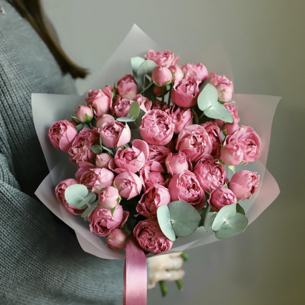 Букет из кустовых пионовидных роз Мисти Баблс - 9 роз с зеленью