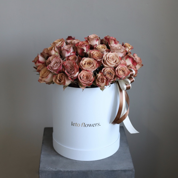 Букет из роз Капучино в шляпной коробке - Размер L 