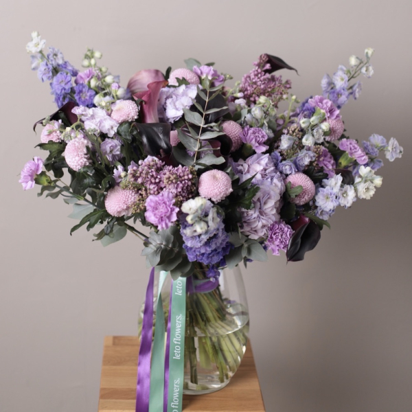 Букет из сезонных цветов в вазе Лавандовый -  Размер XL 