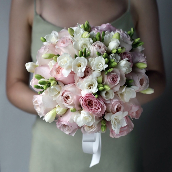 Букет невесты из пионовидных роз Кейра и фрезии - Размер S 
