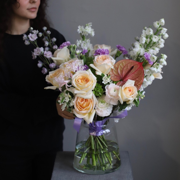 Букет из сезонных цветов в вазе Акварельный -  Размер L 