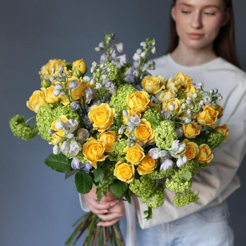 Букет из вибурнума,кустовых пионовидных роз и дельфиниума -  Размер L