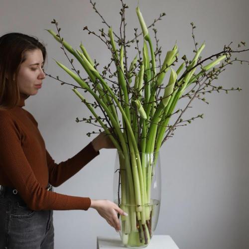 Букет из калл и весенних веток в вазе -  Размер M