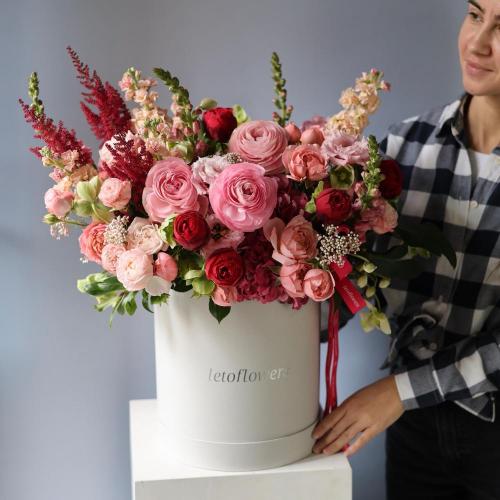 Авторский букет в шляпной коробке Ягодный -  Размер L