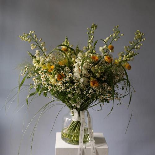 Букет из сезонных цветов в вазе Полевой - Размер L 
