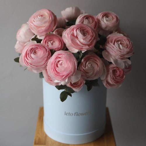 Букет из ранункулюсов в шляпной коробке -  Размер L