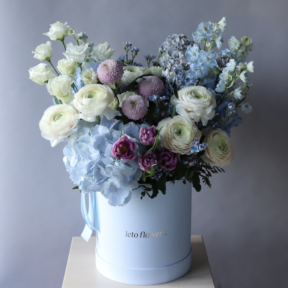 Авторский букет в шляпной коробке Небесно-голубой - заказать доставку цветов в Москве от Leto Flowers