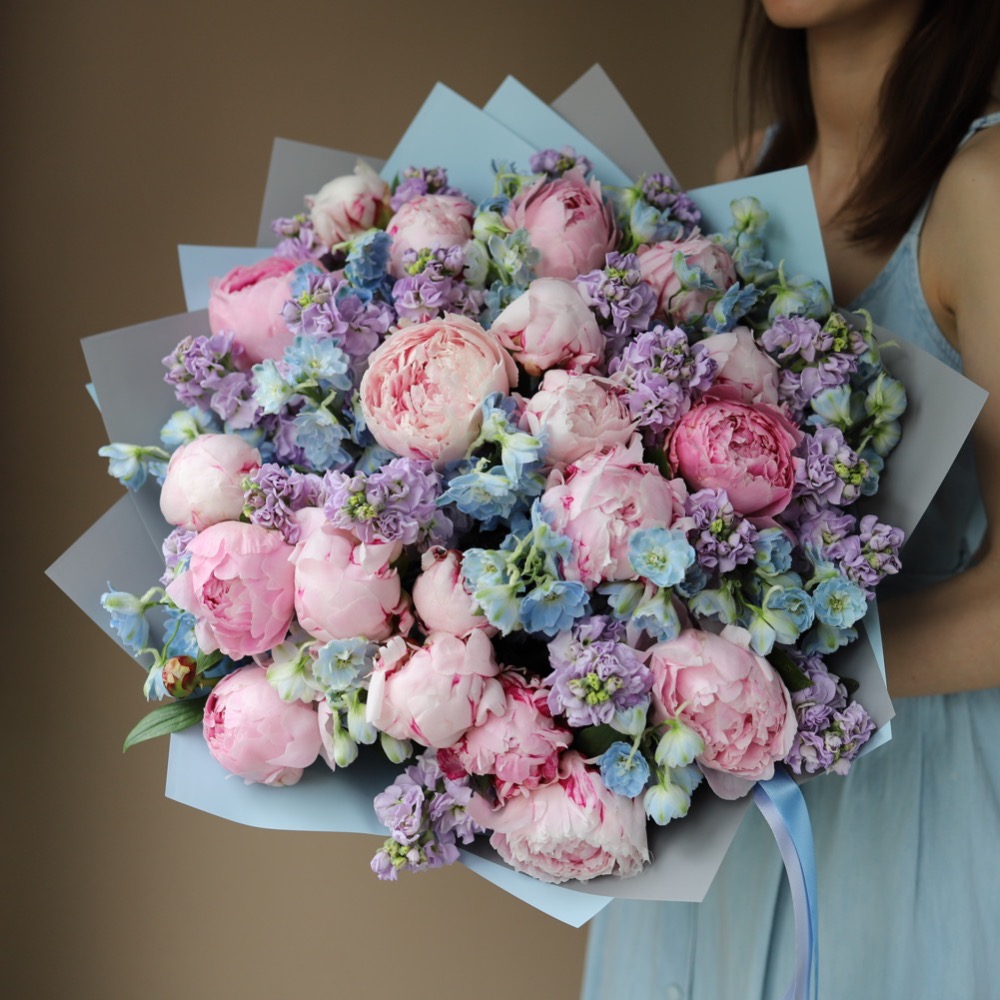 Букет из пионов, дельфиниума и маттиолы - заказать доставку цветов в Москве  от Leto Flowers