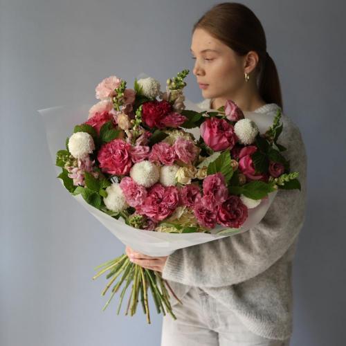 Букет Сюрприз из сезонных цветов на вкус флориста, нежный -  Размер L 
