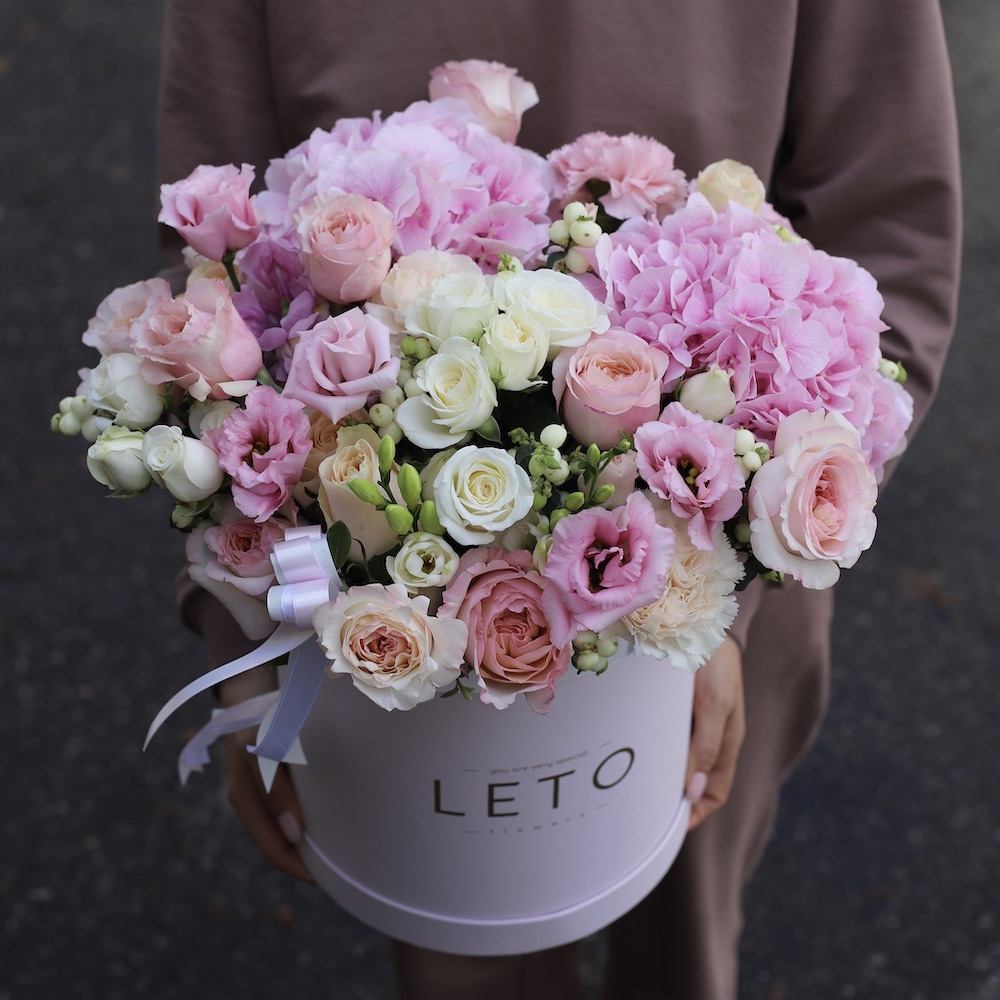 Авторский букет в шляпной коробке Розовый - заказать доставку цветов вМоскве от Leto Flowers