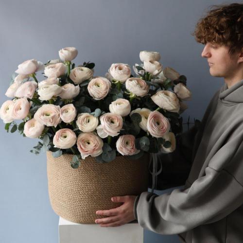 Корзина с ранункулюсами -  Размер M