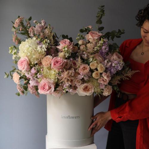 Авторский букет в шляпной коробке Акварельный -  Размер 2XL