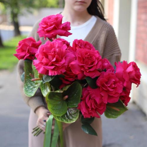 Букет из роз и антуриумов -  Размер M