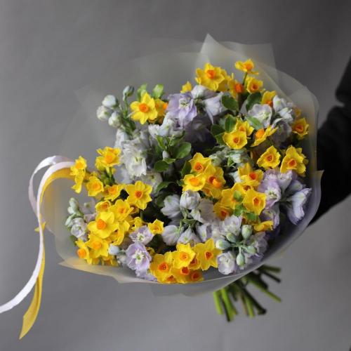 Букет из кустовых нарциссов и дельфиниума - Размер S