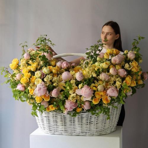 Корзина с пионами, кустовыми розами и маттиолой -  Размер 4XL 