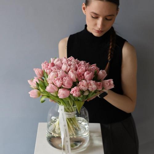 Букет из тюльпанов в вазе -  49 тюльпанов 