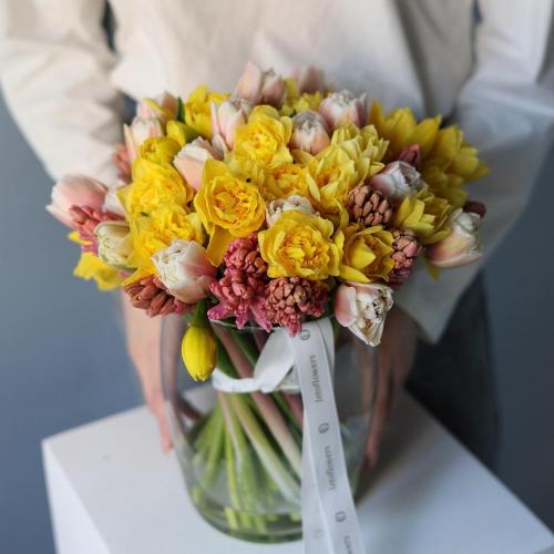 Букет из нарциссов, тюльпанов и гиацинтов в вазе - Размер M