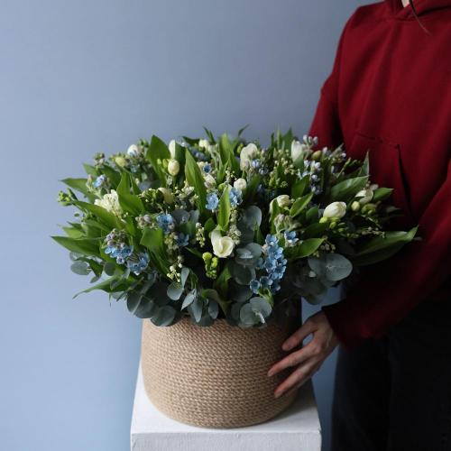 Ландыши с весенними цветами в корзинке -  Размер L