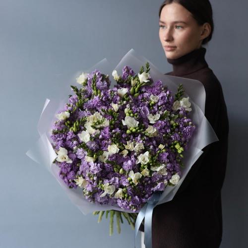 Букет из фрезии и маттиолы - Размер L