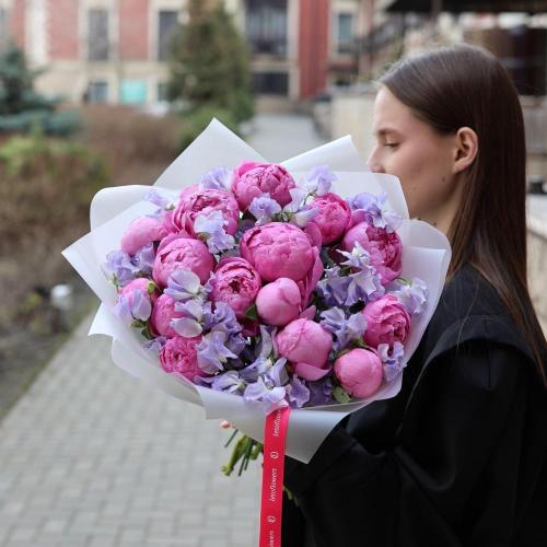 Букет из пионов и душистого горошка -  Размер S