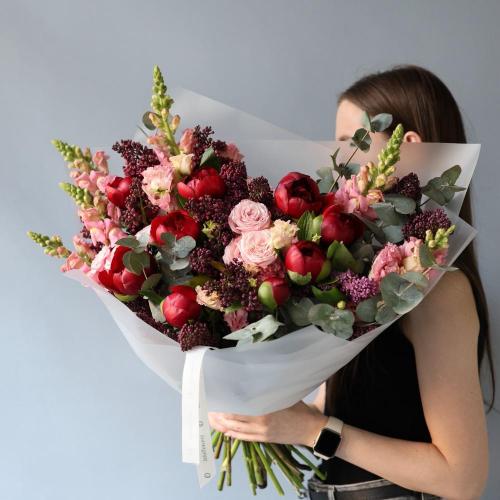 Букет Сюрприз из сезонных цветов на вкус флориста, яркий -  Размер L 