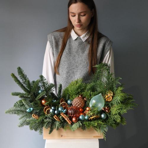 Новогодняя композиция в деревянном ящике, гамма "Голубой Апельсин" -  Размер L 