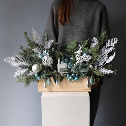 Новогодняя композиция в деревянном ящике, гамма "Синий иней" -  Размер L