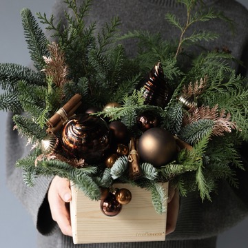 Новогодняя композиция в деревянном ящике, гамма "Кофе с корицей"