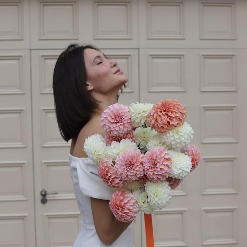 Какие цветы подарить девушке на первом свидании?