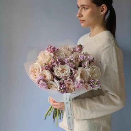 Букет из роз Охара и маттиолы -  Размер S