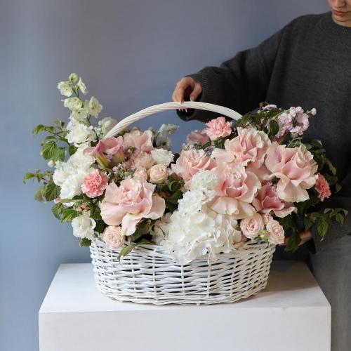 Авторская корзина Сюрприз, нежная -  Размер L