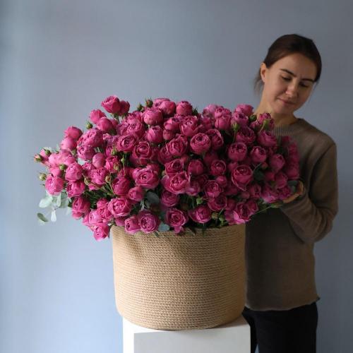 Корзина с пионовидными кустовыми розами -  Размер XL 