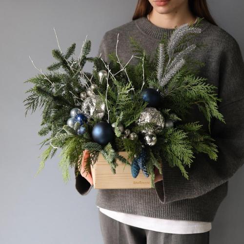 Новогодняя композиция в ящике, гамма "Синий иней" -  Размер S