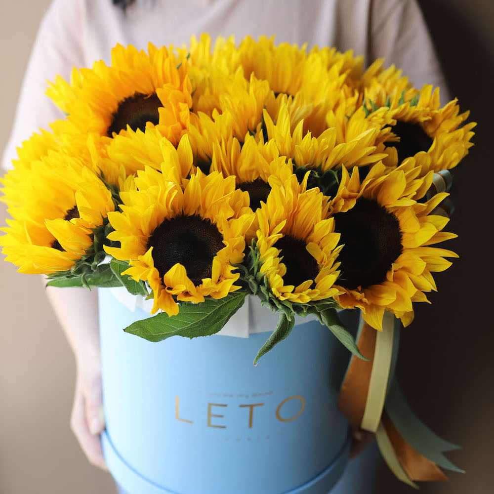 букет из подсолнухов в шляпной коробке Leto Flowers 2.jpeg букет из подсолнухов в шляпной коробке Leto Flowers 2.jpeg