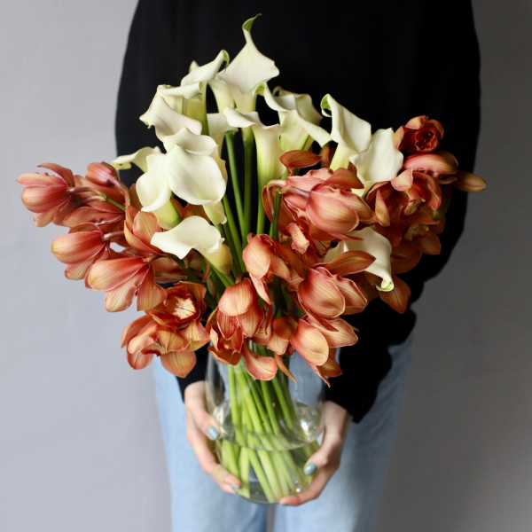 Букет из калл и орхидей в вазе - Размер M