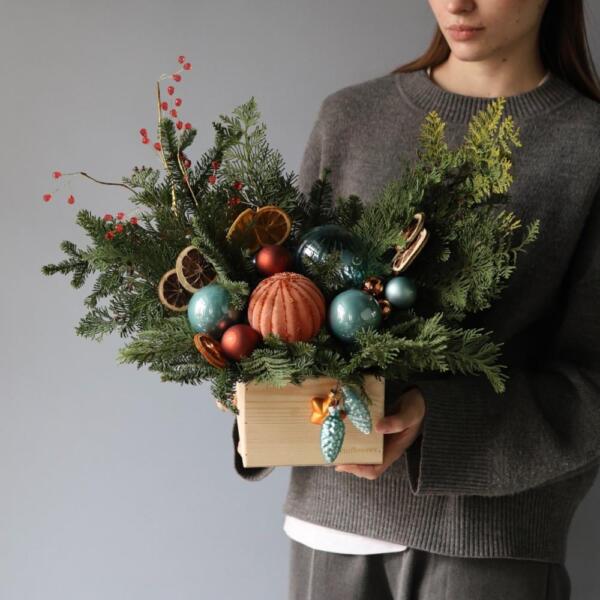 Новогодняя композиция в деревянном ящике, гамма "Голубой Апельсин" -  Размер S