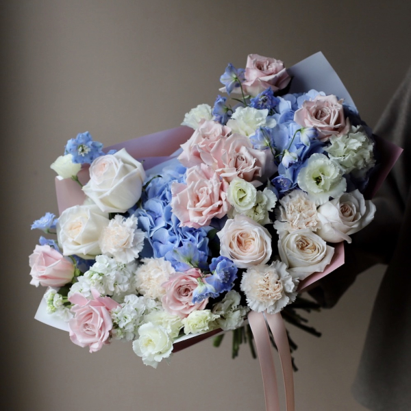 Авторский букет Небесно-голубой из сезонных цветов - Размер L