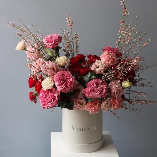 Букет Сюрприз в шляпной коробке, яркий - Размер M