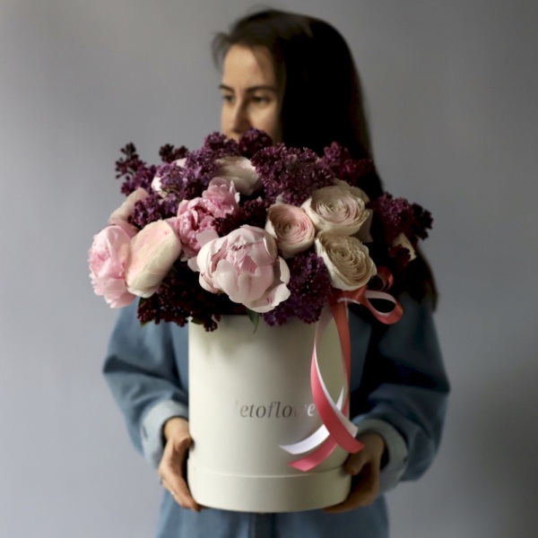 Букет из пионов, ранункулюсов и сирени в шляпной коробке - Размер M
