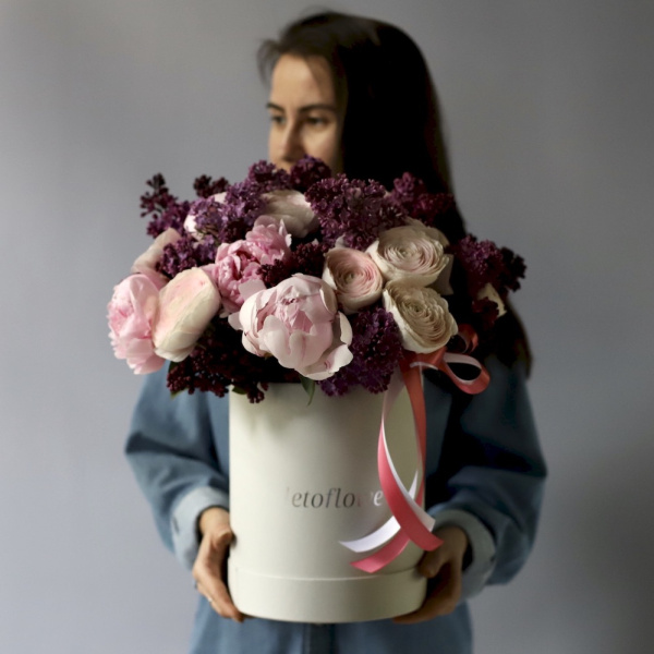 «Букет из пионов, ранункулюсов и сирени в шляпной коробке», фото 2