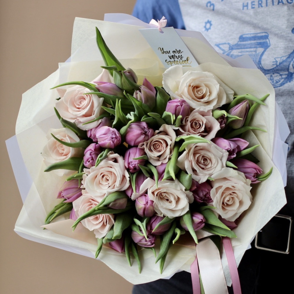 Букет из роз и тюльпанов - Размер S