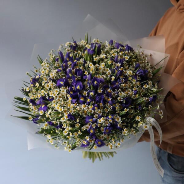 Букет из ирисов и ромашек - Размер L