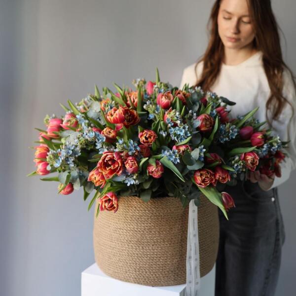 Корзина с тюльпанами и оксипеталумом - Размер L